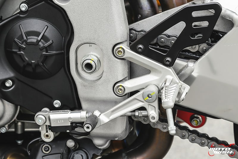 รีวิว Aprilia RSV4 1100 Factory 217 แรงม้า เบากว่าที่เคย รุนแรงกว่าที่ผ่านมา ติดปีกคาร์บอนพร้อมบิน | MOTOWISH 24