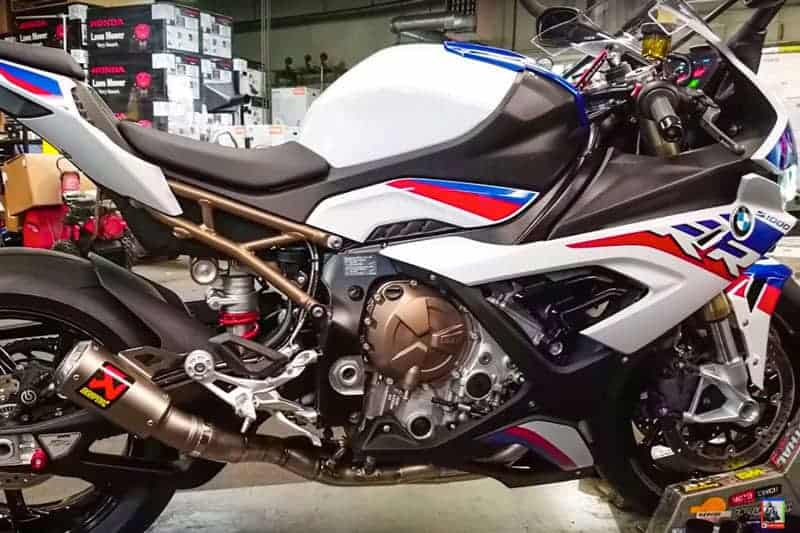 ฟังเสียงสุดว๊ากกกของท่อไอเสีย Akrapovic ใส่รถฉลามตัวใหม่ล่าสุด BMW S1000RR 2019 | MOTOWISH