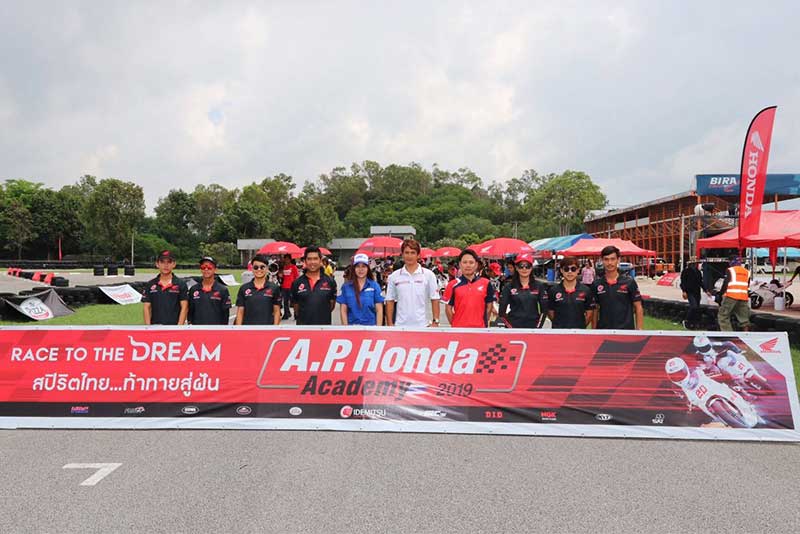 สองดาวรุ่งนักแข่ง ข้าวกล้อง - ไม้คิว จัดแชมป์คนละเรซสุดมันส์ในศึก A.P. Honda Academy สนามที่ 7 | MOTOWISH 3