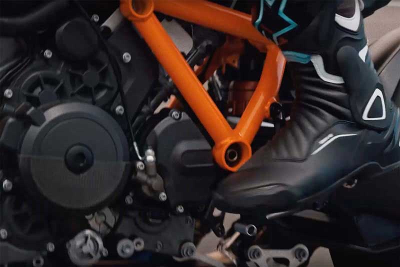 KTM ปล่อยของต่อเนื่อง ทีเซอร์เครื่องจักรสีส้ม Super Duke R 2020 ยิ่งเด่นชัด | MOTOWISH 1