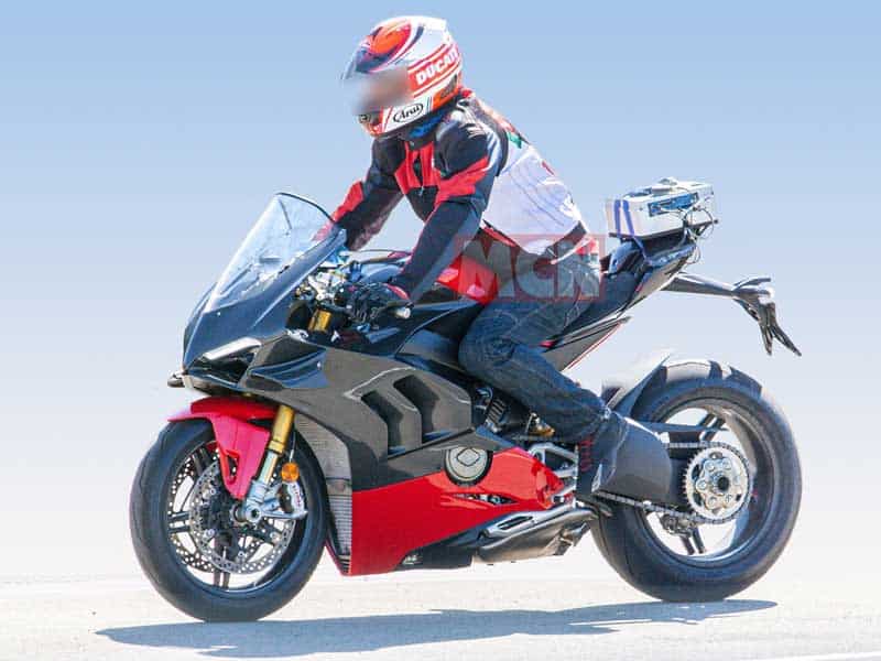 เผยภาพ Spy Shot รถ Ducati Panigale V4 Superleggera มาพร้อมแฟริ่งคาร์บอนไฟเบอร์ | MOTOWISH 3