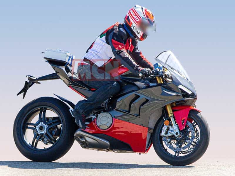 เผยภาพ Spy Shot รถ Ducati Panigale V4 Superleggera มาพร้อมแฟริ่งคาร์บอนไฟเบอร์ | MOTOWISH 2