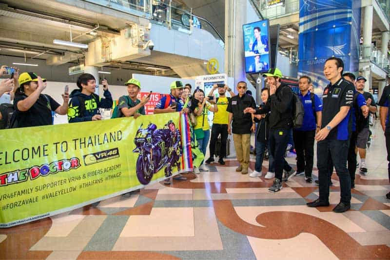 "รอสซี่" ถึงไทยแล้วพร้อมลุยศึก ThaiGP 2019 ผู้บริหารไทยยามาฮ่าพร้อมแฟนมอเตอร์สปอร์ตต้อนรับคึกคัก | MOTOWISH 3