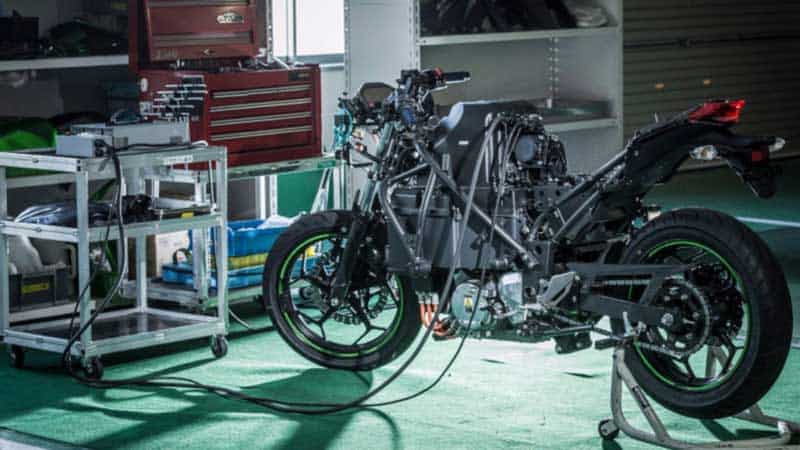 Kawasaki เปิดตัวรถจักรยานยนต์ไฟฟ้าต้นแบบ ที่สามารถเปลี่ยนเกียร์ได้ !! | MOTOWISH 1