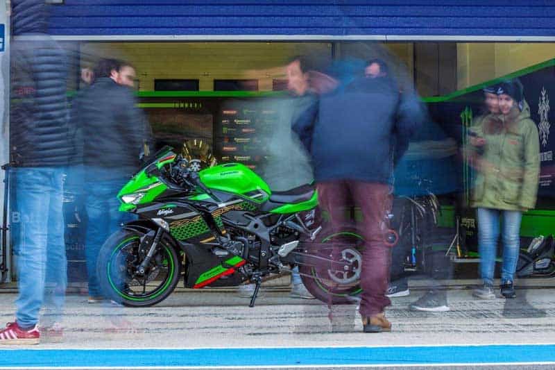 มั่นใจในความแรง Kawasaki ZX-25R ได้นักแข่งมากฝีมือ “เรีย” และ “โลวส์” เป็นพรีเซ็นเตอร์ | MOTOWISH 2