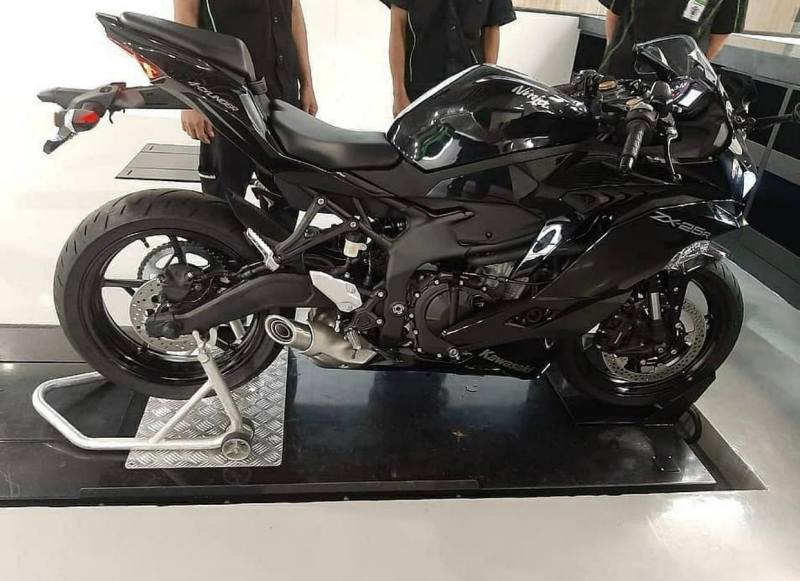 kawasaki-ninja-zx-25r-black-1