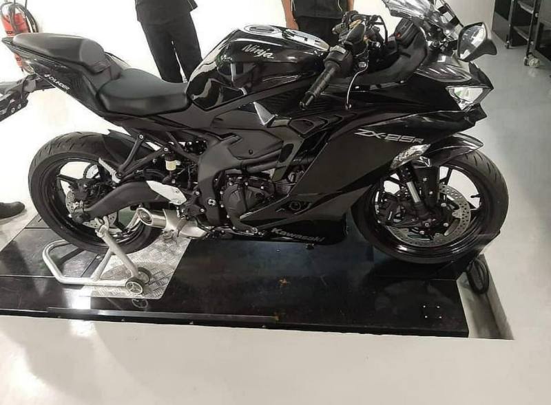 kawasaki-ninja-zx-25r-black-2