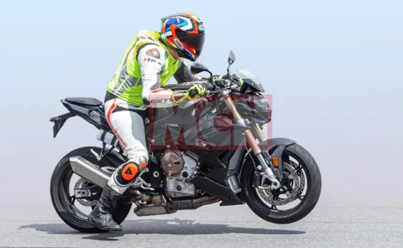 BMW-S1000R-2021-spyshot-2