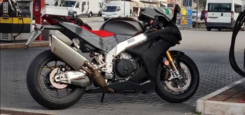 2021-Aprilia-RSV4-01