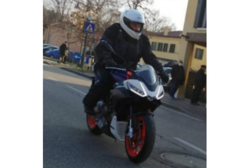 spy shot aprilia-tuono-660-2021