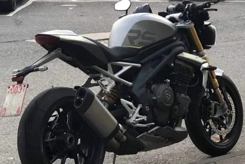 triumph-speed-triple-2021 spyshot-1