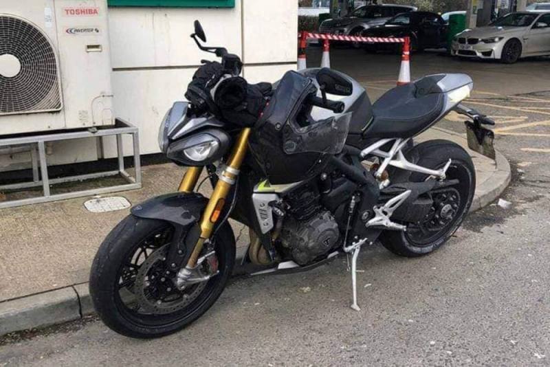 triumph-speed-triple-2021 spyshot-2