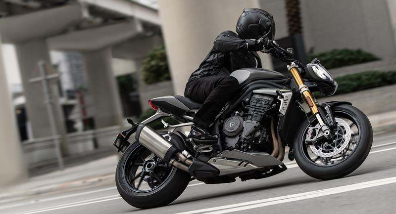 triumph-speed-triple-1200-rs-2021-1