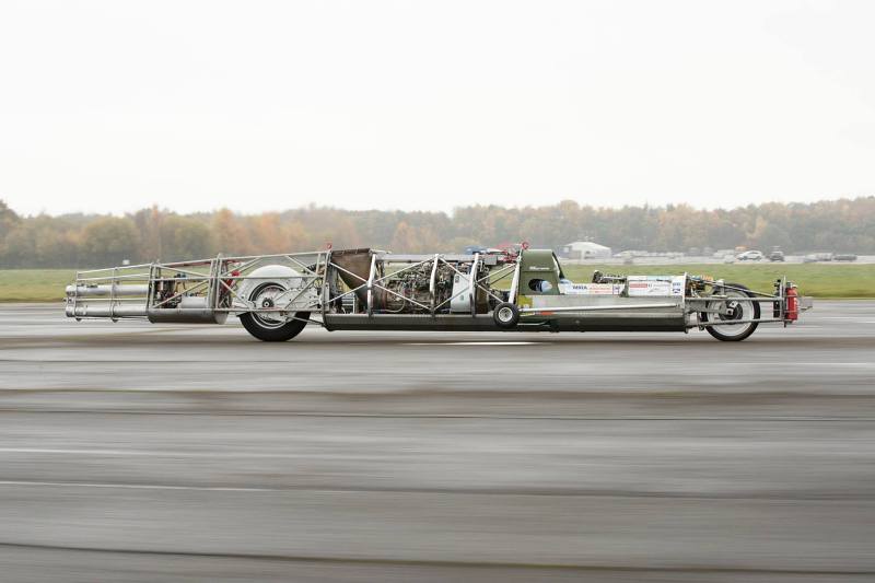 _Guy Martin test 1,200 hp engine 400 mph-2