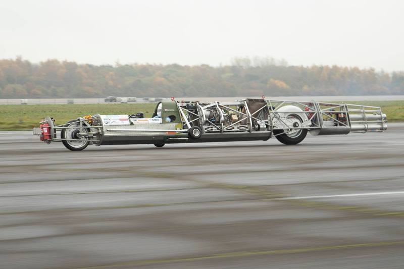 _Guy Martin test 1,200 hp engine 400 mph-3