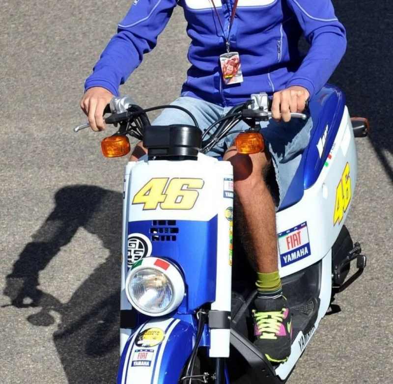 Valentino rossi yamaha giggle auction-4