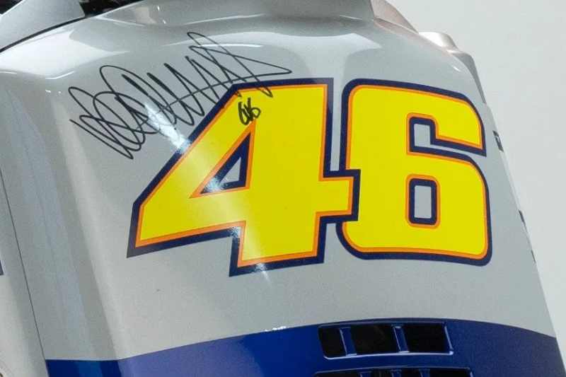 Valentino rossi yamaha giggle auction-4