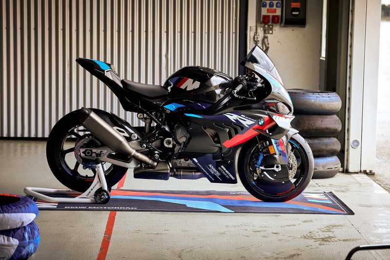 _2023-BMW-M1000RR-1