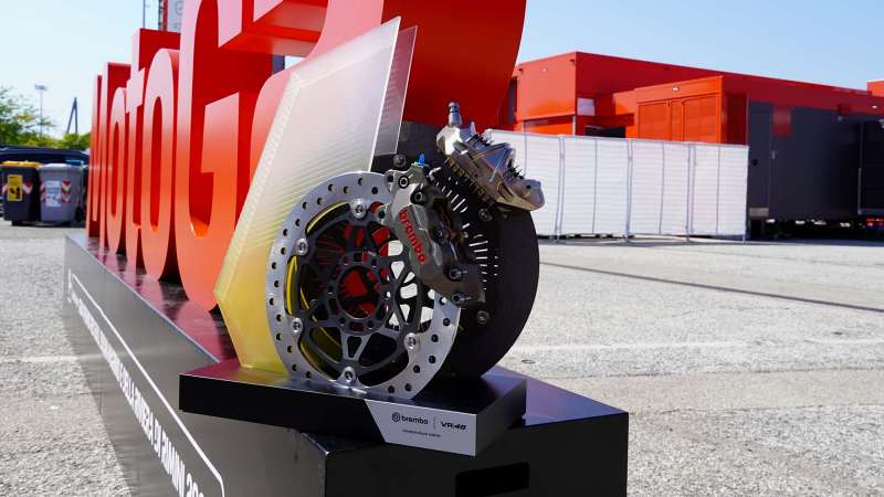 _brembo-presents-rossi-with-special-trophy-celebrating-1
