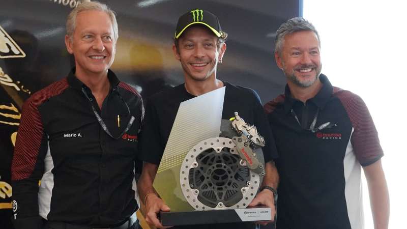 _brembo-presents-rossi-with-special-trophy-celebrating-2