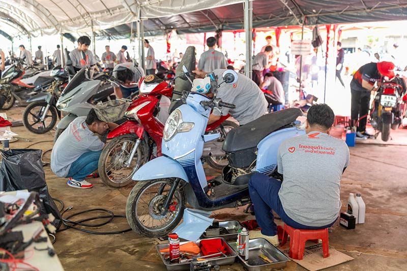 Honda-distributing-relief-bags-2